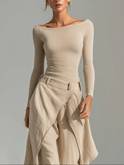 Delphine | Conjunto de blusa beige con cuello barco y pantalones anchos con volantes