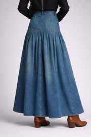 FALDA DENIM LARGA CON VUELO Y BOTAS COWBOY