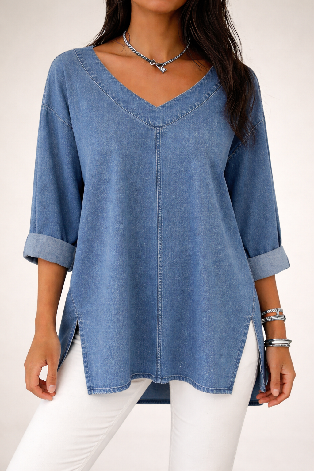 CAMISETA DENIM RELAXED FIT CON ESCOTE EN V
